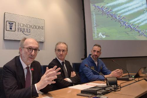 Il vicegovernatore della Regione, Riccardo Riccardi, con Giuseppe Morandini, presidente della Fondazione Friuli, e Gaetano Farina, comandante della Pattuglia acrobatica nazionale, durante la presentazione del progetto educativo "A scuola con le Frecce Tricolori" - Udine, 15 gennaio 2020.